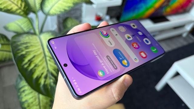 <b>Samsung Galaxy S26 Ultra: Benchmark-uri duse pe podium de Snapdragon 8 Elite Gen5 for Galaxy, la duel cu Exynos 2600?</b>Samsung Galaxy S26 Ultra vine cu un procesor mai cu moț față de restul flagship-urilor de pe piață, cu un Snapdragon 8 Elite Gen5 for Galaxy. În practică este un 8 Elite Gen5 mai sus tactat, de la 4.47 GHz pentru nucleele Prime Oryon