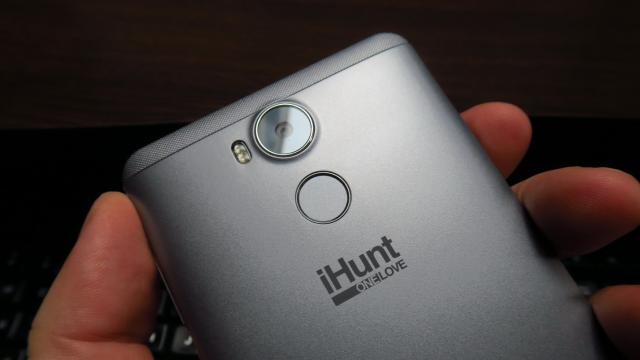 <b>iHunt One Love Review</b>Nu se putea un moment mai bun pentru debutul unui telefon numit "One Love" decât începutul lunii februarie. Cu această denumire romantică a prins Valentine's Day şi Dragobete şi apoi va putea fi cadorisit şi de 1 şi 8 martie. Terminalul costă 675 lei..