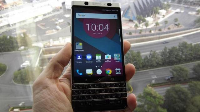 <b>Primele impresii despre BlackBerry KEYone (Mercury), terminal proaspăt lansat la MWC 2017</b>MWC 2017 este un show al revenirilor, cu LG având o revanşă de luat cu G6, iar Nokia readucând la viaţa modelul 3310. BlackBerry reintra în atenţia tuturor prin prima lansare majoră, cea a modelului BlackBerry KEYone aka Mercury. Cum ni se pare acest..