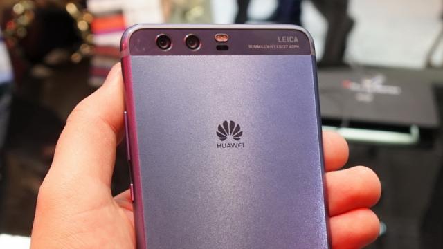 <b>MWC 2017: Huawei P10 Plus Hands-on - varianta Dazzling Blue ni se prezintă la o primă atingere (Video)</b>Huawei P10 a primit o experienţă hands on la MWC 2017, dar nu ne-am mulţumit cu atât! Colegul Claudiu a luat în colimator şi modelul P10 Plus, care vine cu dotări superioare faţă de P10 şi evident cu un ecran mai mare. Îl cunoaştem mai bine mai jos.