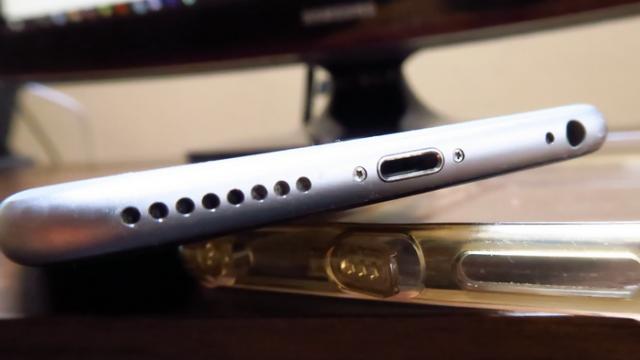 <b>Apple ar putea să renunţe la portul Lightning în favoarea unuia USB Type-C pe modelele iPhone, conform Wall Street Journal</b>În vreme ce în zona Android şi Windows Phone/Windows 10 s-au schimbat vreo 3 tipuri de porturi în ultimii ani, dacă nu mai mult, Apple a rămas fidelă lui Lightning de vreo 5 ani, adică de la debutul lui iPhone 5. Conform Wall Street Journal, Apple ar..