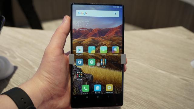 <b>MWC 2017: Xiaomi Mi MIX hands-on - campionul originalităţii din 2016 încă impresionează (Video)</b>Xiaomi Mi MIX e cel mai arătos telefon din 2016 şi chiar şi cei care nu apreciază designul sau trebuie să îi recunoască originalitatea. Cu un ecran uimitor, ce ocupa o mare parte din zona frontală, acest terminal va rămâne în istorie ca trendsetter şi..