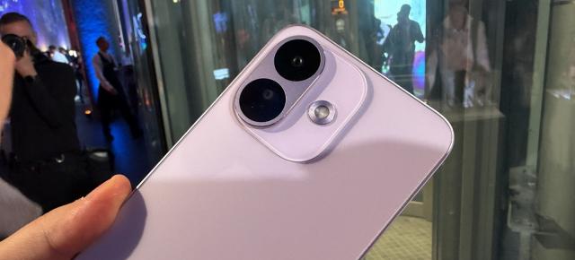 REDMI Note 17 Pro 5G hands-on: 8.340 mAh într-un corp de 8,6 mm și funcție de power bank Am pus mâna pe REDMI Note 17 Pro 5G la Budapesta; bateria uriașă nu îl face nici măcar foarte gros