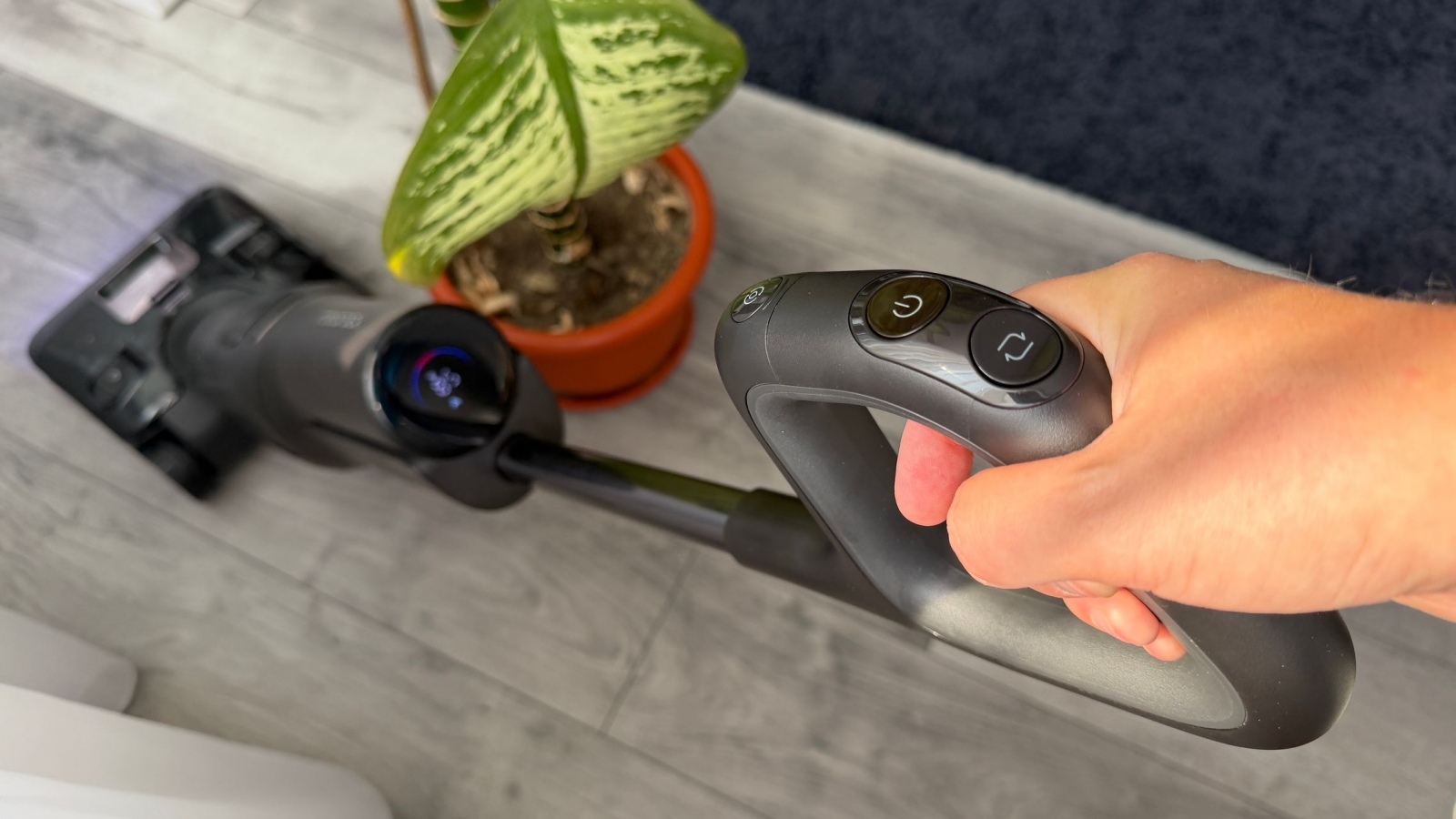 Roborock F25 Ultra Review: Inovație cu apă fierbinte și abur într-un aspirator vertical ultra-performant, gata de orice pete (uscate, umede, uleioase)