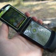 Retro Review Motorola RAZR V3: telefon subţire cu clapetă, rămâne "tăios" şi elegant după mai bine de un deceniu (Video)