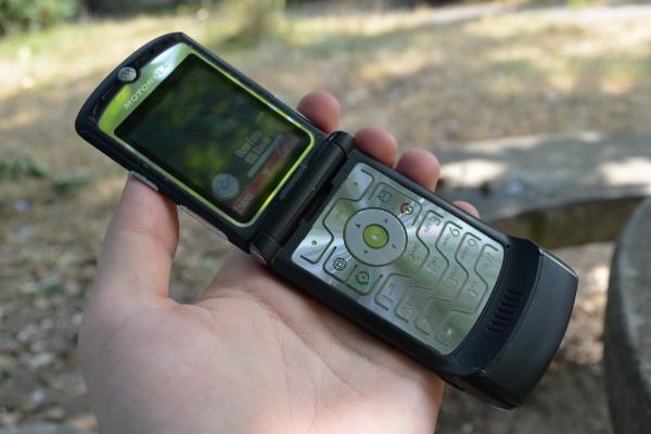 Retro Review Motorola RAZR V3: telefon subţire cu clapetă, rămâne "tăios" şi elegant după mai bine de un deceniu (Video)