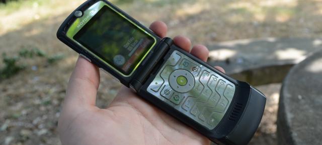 Retro Review Motorola RAZR V3: telefon subţire cu clapetă, rămâne "tăios" şi elegant după mai bine de un deceniu (Video)