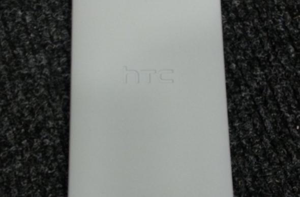 Au Început să apară accesoriile pentru HTC One la retailerii britanici: huse și dockuri: 20130308_140343.jpg