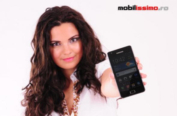 Îndrăgostită de Samsung Galaxy S II - noua bruneta MobiGirl ne mărturisește pasiunea sa pentru terminal!: mobigirl_andreea_cristina_udrea_01.jpg