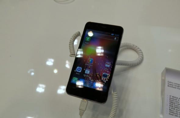 MWC 2013: Alcatel One Touch Star hands on - e loc și pentru midrange la MWC! (Video): alcatel_one_touch_star_04jpg.jpg