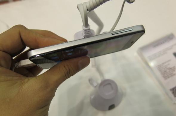 MWC 2013: Alcatel One Touch Star hands on - e loc și pentru midrange la MWC! (Video): alcatel_one_touch_star_11jpg.jpg