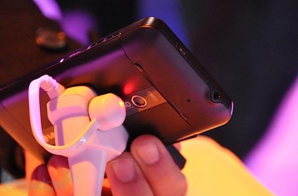 LG Revolution anunțat oficial la CES 2011, vine cu Android 2.2, suport 4G LTE: lg_revolution_hand_on_04.jpg