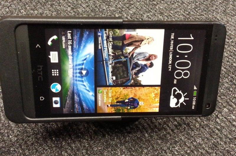 Au Început să apară accesoriile pentru HTC One la retailerii britanici: huse și dockuri: 20130308_140521.jpg