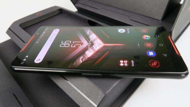 <b>ASUS şi Razer colaborează cu Tencent pentru a realiza viitoare telefoane de gaming</b>ASUS şi Razer sunt probabil cei mai proeminenţi producători de telefoane de gaming, ROG Phone şi Razer Phone 1 şi 2 fiind date mereu ca exemple în această zonă de produs. Se pare că se pregătesc acum şi de parteneriate cu producătorii 