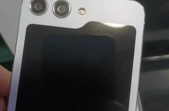 Samsung Galaxy Z Flip 5 - Machetă / Dummy: samsung-galaxy-z-flip5-dummy-unit-hands-on-video-leaks-out-563.jpg