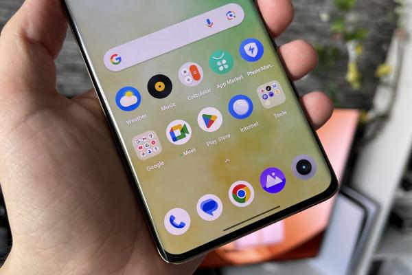 realme 11 Pro+: realme UI 4.0 la posturi, cu o interfață colorată, suita Google și customizare cât cuprinde