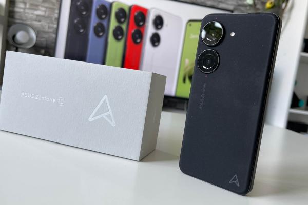 ASUS Zenfone 10 Unboxing: micul telefon cu gimbal duce şi mai departe utilizarea cu o mână