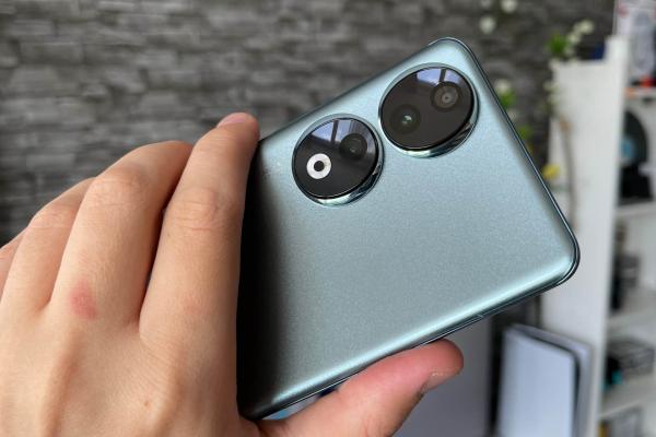 Honor 90 Unboxing: în căutarea gablonţului şi a identităţii Honor