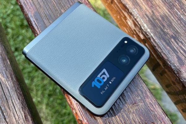 Motorola RAZR 40: Cameră foto duală care nu îți trădează așteptările, macro și selfie de calitate + două moduri Night