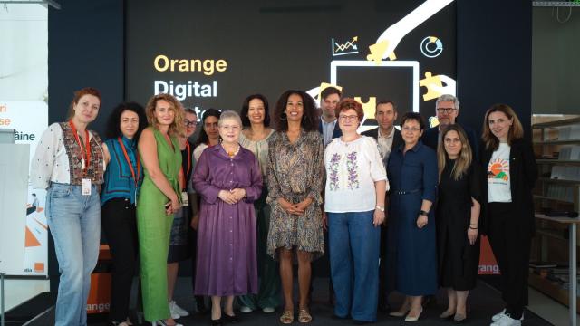 <b>Orange Digital Center România este inaugurat oficial de Fundația Orange; Hub de educație digitală ce oferă programe gratuite de formare</b>Acest final de lună iunie a marcat și procesul de inaugurare a Orange Digital Center România de către Fundația Orange, eveniment la care am luat parte în această dimineață. Conferința a avut loc în cadrul Nod Makerspace, o fostă 