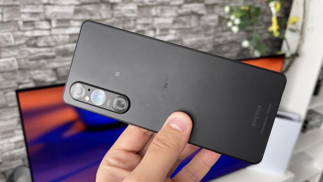 <b>Sony Xperia 1 V: Design prizabil în Japonia, cu farmec clar şi dincolo de nișă</b>Am avut ocazia să ne jucăm cu două variante de culoare ale lui Sony Xperia 1 V, cea neagră și cea cu spate verde închis - military green, adică Khaki. Există și o altă variantă, Platinum Silver. Dacă ar trebui să caracterizez într-un singur cuvânt