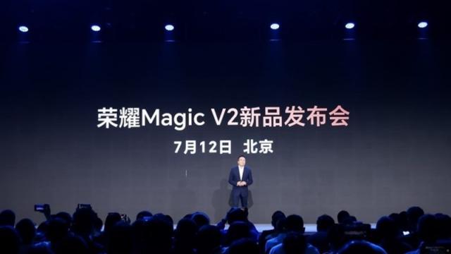 <b>Honor confirmă lansarea lui Magic V2 pe data de 12 iulie, un smartphone care "va revoluționa segmentul de pliabile" potrivit CEO-ului</b>Ceea ce sosise anterior doar sub forma unei speculații iată că se adeverește astăzi și mă refer la data de 12 iulie asociată lansării lui Honor Magic V2. Într-adevăr noul smartphone pliabil vine la mijlocul lunii viitoare, iar confirmarea este 