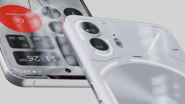 <b>Nothing Phone (2) apare într-un prim trailer fan-made; Designul actualizat al terminalului este dezvăluit</b>Randări cu Nothing Phone (2) au fost dezvăluite de către OnLeaks în urmă cu ceva timp. Am aflat între timp că acestea sunt eronate, smartphone-ul urmând să aibă un decupaj bulină central pentru camera selfie. YouTuber-ul Concept Creator a postat un clip