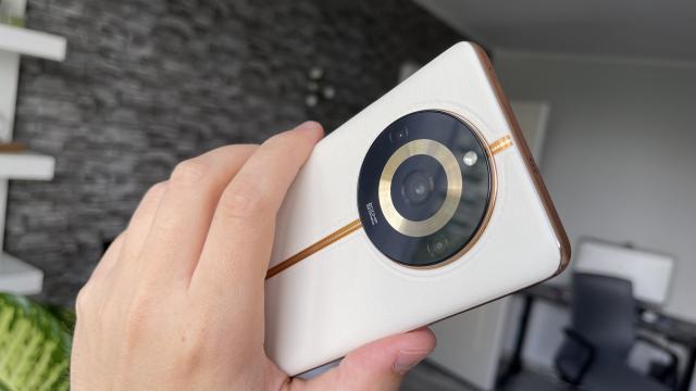 <b>realme 11 Pro+ review detaliat în limba română (Evaluare Mobilissimo)</b>Finalul de lună iunie a venit cu noutăți interesante pe plan local, una dintre acestea fiind reprezentată de către smartphone-ul realme 11 Pro+ care a ajuns rapid la recenzie pe masa de teste Mobilissimo. Avem de-a face cu un telefon 