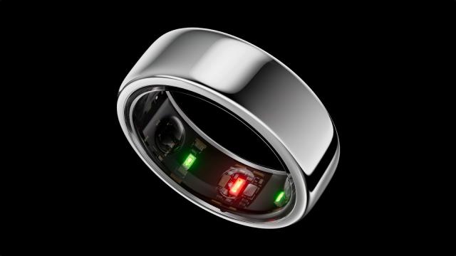 <b>Samsung Galaxy Ring revine în zvonuri: inelul inteligent cu funcţii de sănătate e în dezvoltare</b>Periodic auzim de câte o mare companie ca Samsung, Apple, Huawei care pregăteşte un inel inteligent. E greu să mai intri pe o piaţă pe care Oura sta binişor, chiar dacă produsul e de mega-nişă. Acum apare din nou perspectiva unui 
