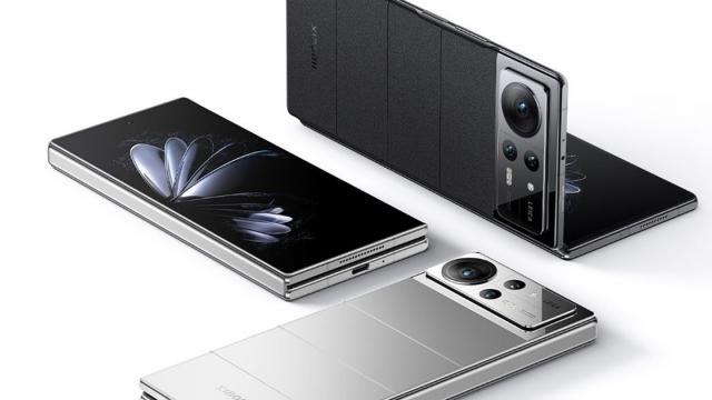 <b>Xiaomi Mix Fold 3 sosește în august, cu optică Leica, îmbunătățiri la nivel de design și rezistență</b>Samsung continuă să domine segmentul pliabilelor, spre finalul acestei luni urmând să sosească doi noi modele sub portofoliul companiei sud-coreene. Totuși, sunt și alți producători ce au astfel de telefoane inedite în ofertă. Xiaomi lansează pliabile 