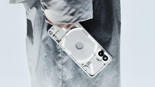<b>Nothing Phone (2) are detalii despre cameră și ecran dezvăluite; Pare un rival serios pentru OnePlus 11</b>Nothing Phone (2) va debuta oficial pe 11 iulie, dar informații cu privire la specificații au ajuns deja pe web. YouTuber-ul MKBHD a dezvăluit designul telefonului într-un clip video, iar ulterior au apărut și randări oficiale postate chiar de către CEO