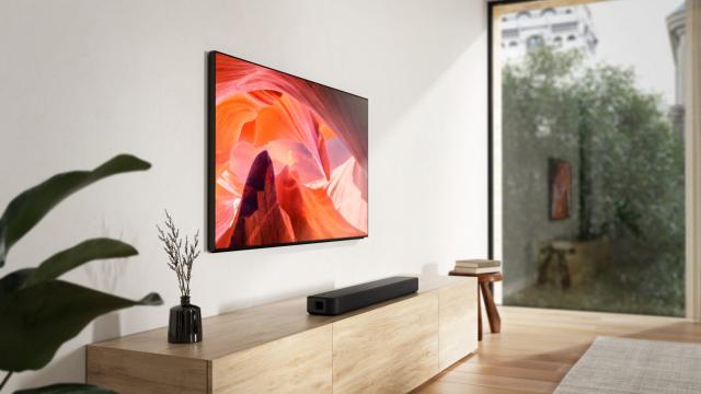 <b>Sony lansează soundbar-ul HT-S2000, cu Dolby Atmos (R) şi surround pe 3.1 canale</b>Sony a lansat un soundbar numit HT-S2000, care o experienţă cinematică cu surround pe 3.1 canale. Este compatibil Dolby Atmos (R) şi DTS:X, redă sunet pe 3.1 canale şi oferă o experienţă de audiţie surround cinematografica