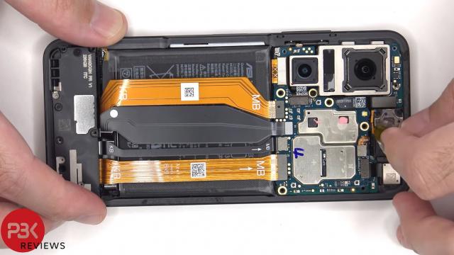 <b>De ce e dificil de reparat ASUS ZenFone 10; Iată-l disecat în faţa camerei (Video)</b>ASUS Zenfone 10 a debutat recent, mizând pe două nişe pe care nimeni nu le mai acoperă: telefoane cu ecran sub 6 inch în diagonală şi telefon cu gimbal. Acum vedem terminalul disecat în faţa camerei de către cei de la PBKReviews

