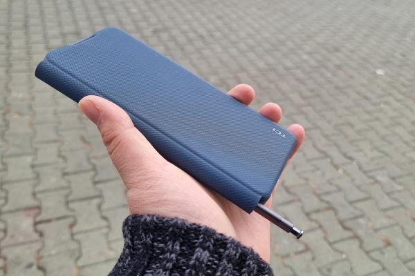 TCL 50 NXTPAPER 5G: Design business pentru un telefon accesibil, mai ales cu husa aplicată