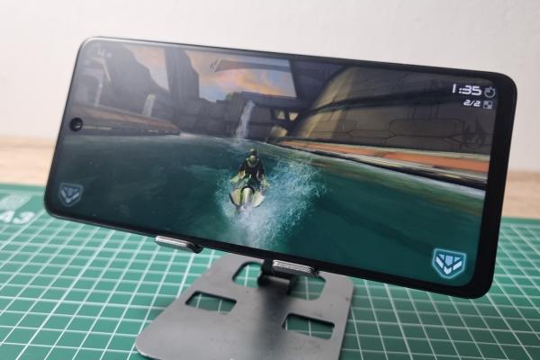 TCL 50 NXTPAPER 5G: Benchmark-uri modeste, performanță stabilă, temperaturi bune