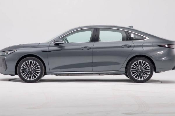 Chery Fulwin A8L: sedanul hibrid cu autonomie record de 2.369 km, lansat oficial în China