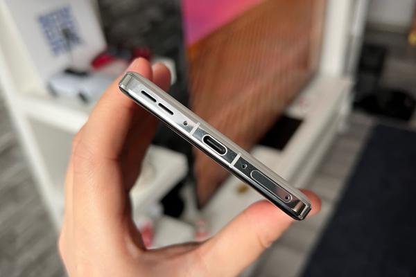 OnePlus 13: Acustică stereo cu două difuzoare separate de earpiece, aflate în echilibru