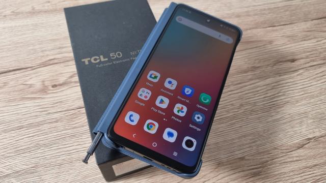 <b>Unboxing TCL 50 NXTPAPER 5G: Smartphone-ul cu ecran ce imită hârtia e aici, cu autonomie de până la 7 zile + husă cu stylus integrat</b>TCL lansa în toamnă, în cadrul IFA 2024, noi smartphone-uri din gama NXTPAPER. Ne-a impresionat încă de la debut modelul TCL 50 Pro NXTPAPER 5G. E un telefon ce pare mainstream la prima vedere, dar care „ascunde” un mod special de folosire