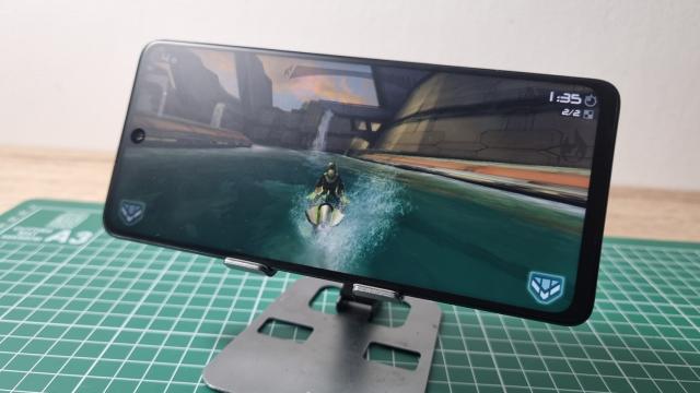 <b>TCL 50 NXTPAPER 5G: Benchmark-uri modeste, performanță stabilă, temperaturi bune</b>TCL a adoptat pentru TCL 50 NXTPAPER 5G și NXTPAPER Pro 5G același procesor. E vorba despre un MediaTek Dimensity 6300, octa-core, dezvoltat pe un proces de litografiere de 6nm. Are grafică Mali-G57, iar hardware-ul e conturat de 8 GB RAM