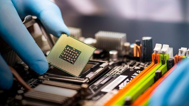 <b>Semiconductori „Made in Romania”; România devine un hub al industriei cu o investiție de 130 de milioane de euro</b>România face un pas major pe scena tehnologică globală prin lansarea unui proiect de 130 de milioane de euro pentru producția de semiconductori, coordonat de Institutul Național de Cercetare-Dezvoltare pentru Microtehnologie (IMT) București. Contractul de