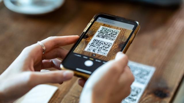 <b>Adio coduri de bare! Codurile QR le vor înlocui în magazine și... peste tot</b>Codurile QR au început să fie tot mai populare, mai ales de când cu pandemia. Acum au ajuns atât de răspândite, încât se intră cu ele la concerte și unele baruri, se ridică comenzi la restaurante și sunt folosite și pentru accesul în aeroporturi