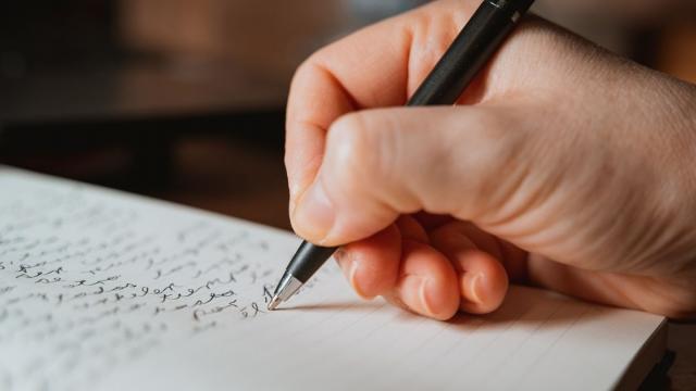 <b>Tu mai ştii să scrii de mână? Generaţia Z a pierdut abilitatea de a scrie de mână</b>Am văzut tot mai des în ultima vreme persoane în jurul meu cu vârste de 20-30 de ani care au dificultăţi în a completa formulare scriind de mână. Studiile arată mai nou că e un simptom des întâlnit în Generaţia Z, adică persoanele născute între 1997