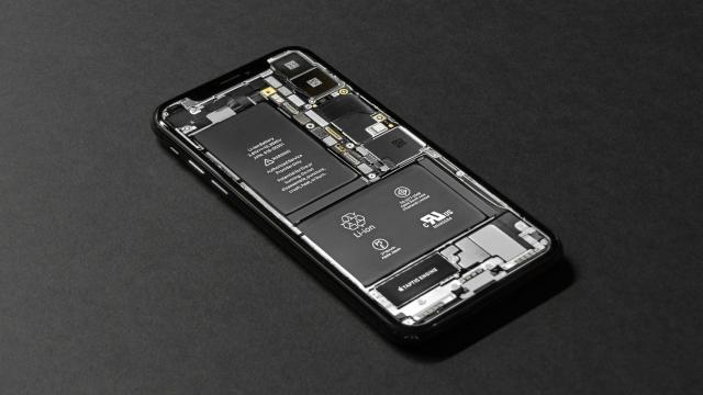 <b>Apple va aduce baterii cu anod de Siliciu pe iPhone; TDK începe producția noilor unități în acest an</b>TDK, furnizor de top când vine vorba de baterii pentru Apple, se pregătește să lanseze anul acesta o versiune îmbunătățită a bateriilor sale cu anod de siliciu. Se pare că dispozitivele mobile necesită tot mai multă energie pentru a accesa funcții AI inte