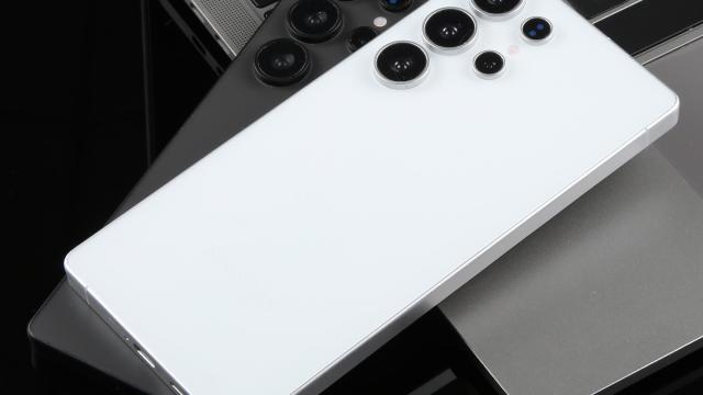 <b>Samsung Galaxy S25 Ultra: noi imagini cu machete și fotografii live au apărut online</b>După ce ieri au fost publicate imagini cu carcasele telefoanelor din seria Samsung Galaxy S25, astăzi au apărut noi informații interesante. Pe contul său Threads, Roland Quandt a distribuit imagini randate, care par a fi oficiale, cu Galaxy S25 Ultra..