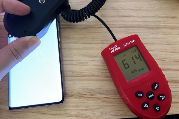 Luminozitate display Honor 70 și ecranul văzut la microscop