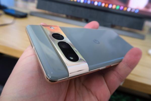 Google Pixel 7 Pro Unboxing: spatele începe să îmi placă, dar ce ne facem cu Tensor G2, 5G? (Video)