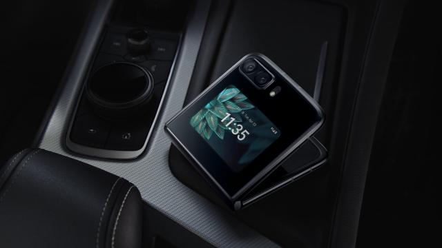 <b>Preț și disponibilitate Motorola RAZR 2022 în România</b>Doar ce a fost anunțat smartphone-ul pliabil Motorola RAZR 2022 pentru piața globală că deja îl avem listat la precomandă pe plan local. Asta nu înseamnă decât un lucru, punem la cale un articol dedicat Preț și Disponibilitate. Cât costă acest