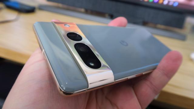 <b>Google Pixel 7 Pro Unboxing: spatele începe să îmi placă, dar ce ne facem cu Tensor G2, 5G? (Video)</b>După multe analize, laude din partea DxOMark, vânătoare de bug-uri, în sfârşit am apucat să pun mâna pe un Google Pixel 7 Pro pe viu. Mai precis l-am cumpărat de pe Amazon Germania, pornind de la suma de 899 euro