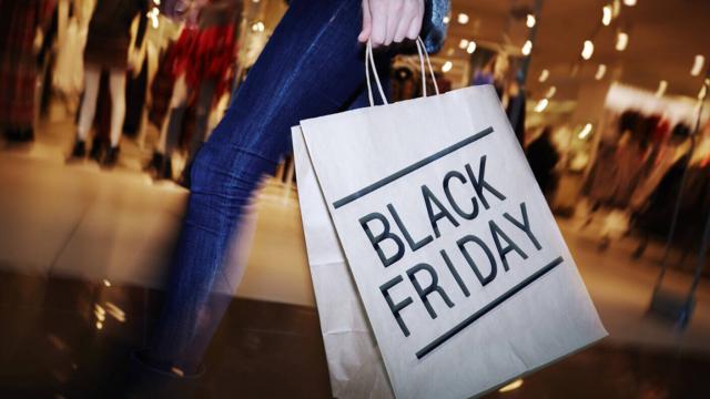 <b>Retailerii investesc între 3000 şi 15.000 de euro în campaniile promo de Black Friday, aşteaptă creşteri de vânzări de până la 200%</b>Datele furnizate de către o analiză White Image arată că retailerii din România se aşteaptă la o creştere a vânzărilor între 60% şi 200% la ediţia Black Friday 2022 faţă de o perioadă fără reduceri. Unul dintre argumente ar fi investiţiile 