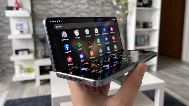 <b>Samsung Galaxy Z Fold 4: OS, UI, aplicaţii cu productivitate cât (nu) poţi duce</b>Samsung Galaxy Z Fold 4 poate părea doar un alt telefon cu Android 12 la bord, doar că nu e chiar aşa... avem Android 12L aici, o versiune de Android concepută pentru telefoanele cu ecran mare sau formaturi inedite, pliabile spre exemplu. Peste Android